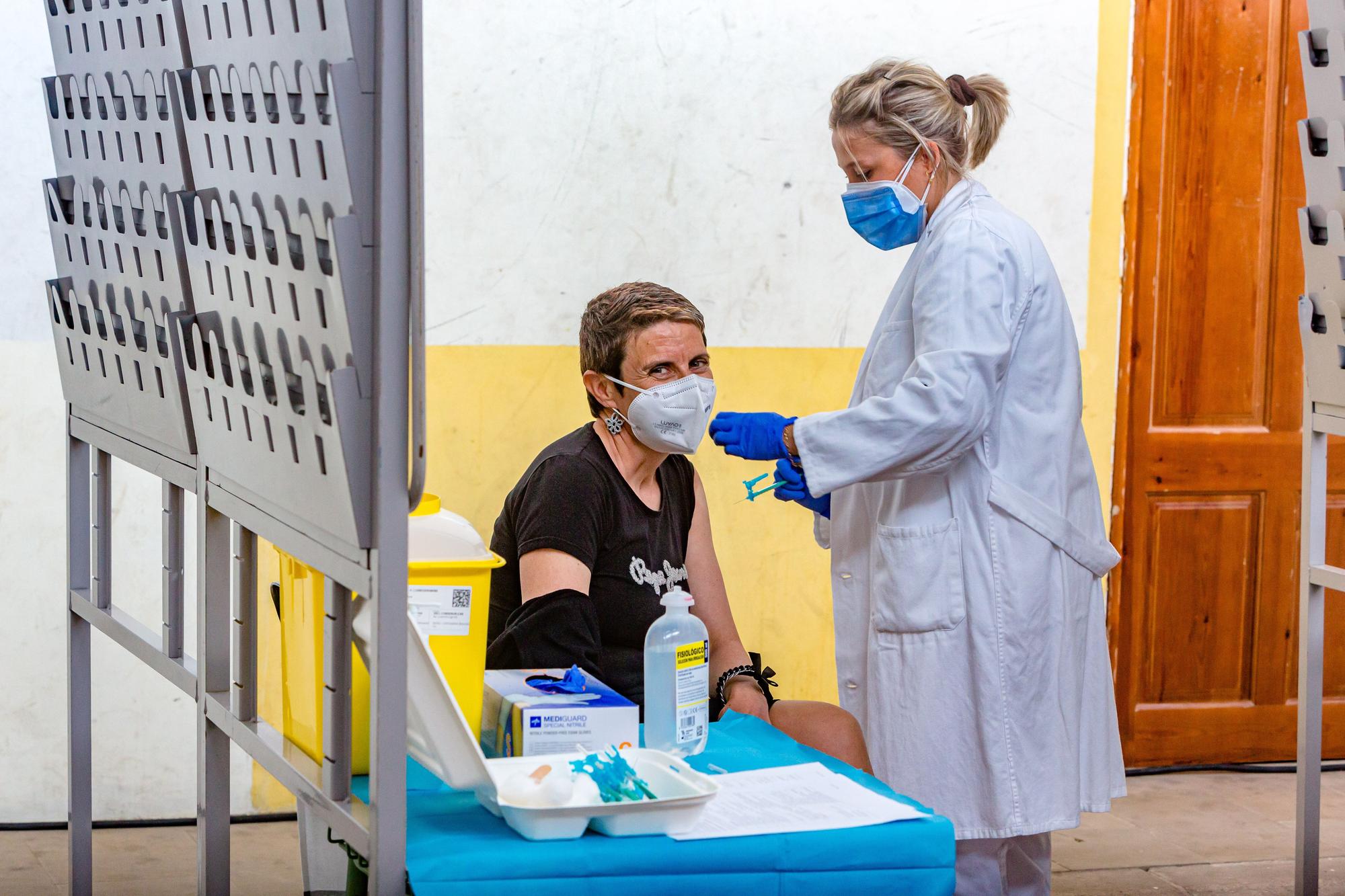 Sanidad arranca la vacunación a profesores en Benidorm