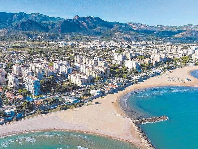 Servicios, accesibilidad y calidad, entre otros factores, han otorgado a Benicàssim, un año más, cinco banderas azules.