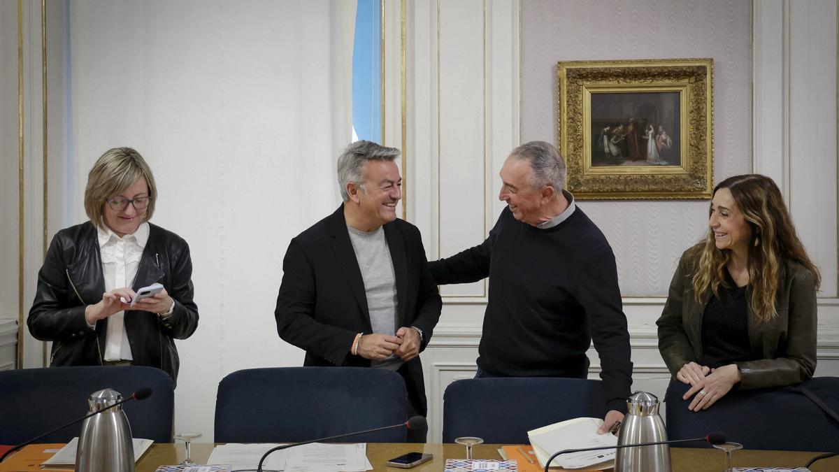 María José Salvador i José Chulvi, síndics adjunts del PSPV, amb el síndic de Compromís, Joan Baldoví, i la seua adjunta, Isaura Navarro