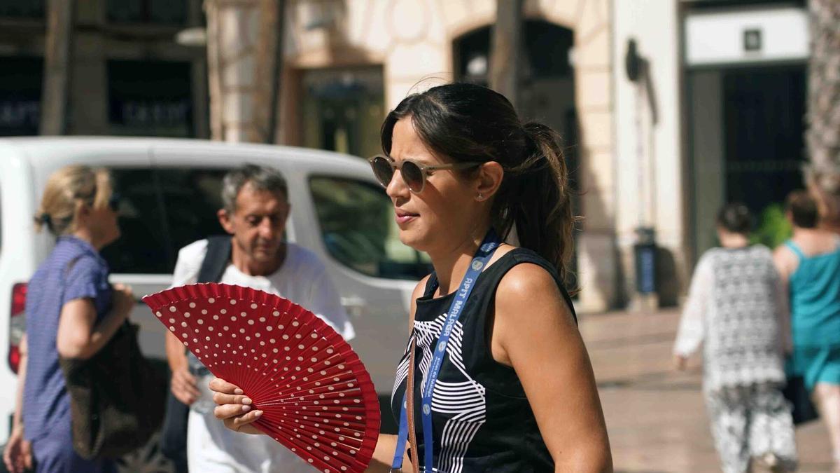 MLG 18-07-2025.-Varias personas se refugian del calor estos días, donde las temperaturas subirán cerca de 40 grados en la capital este fin de semana.