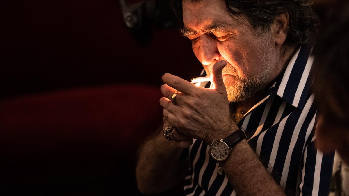 Joaquín Sabina se prende uno de los tantísimos cigarros que se fuma durante el documental.