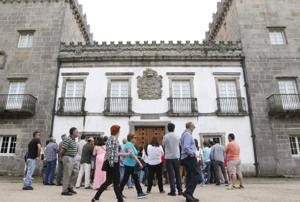 El pazo organiza una visita guiada por sus instalaciones y organiza un concierto