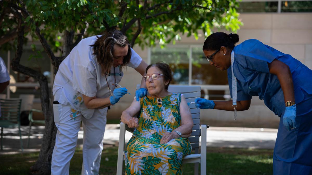 Una mujer se vacuna durante una campaña de vacunación.
