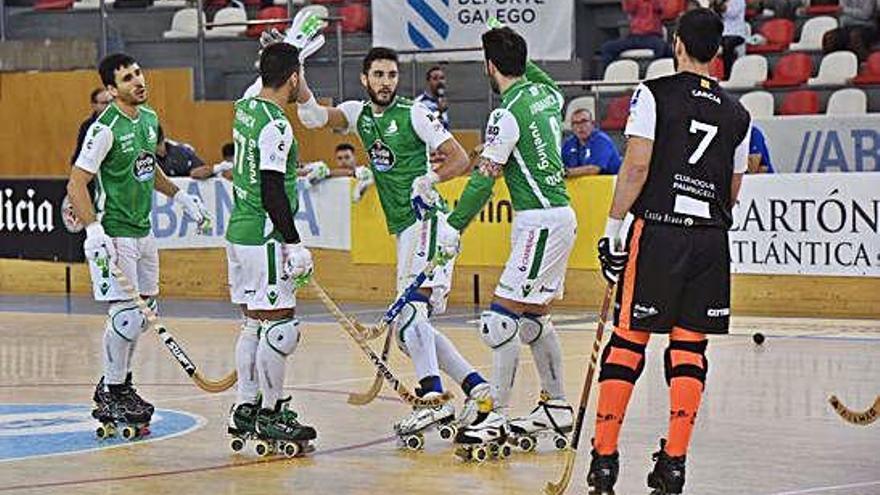 Los jugadores del Liceo celebran un gol en el partido de la semana pasada.