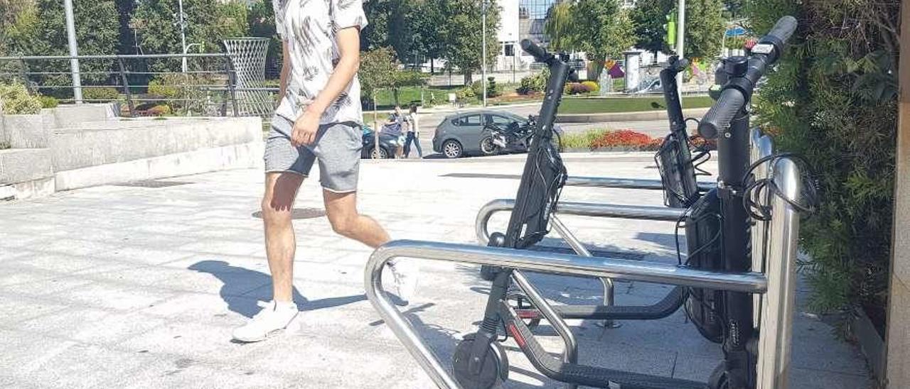 Tres de los 50 patinetes de alquiler de Buny estacionados en Jenaro de la Fuente. // Alberto Blanco