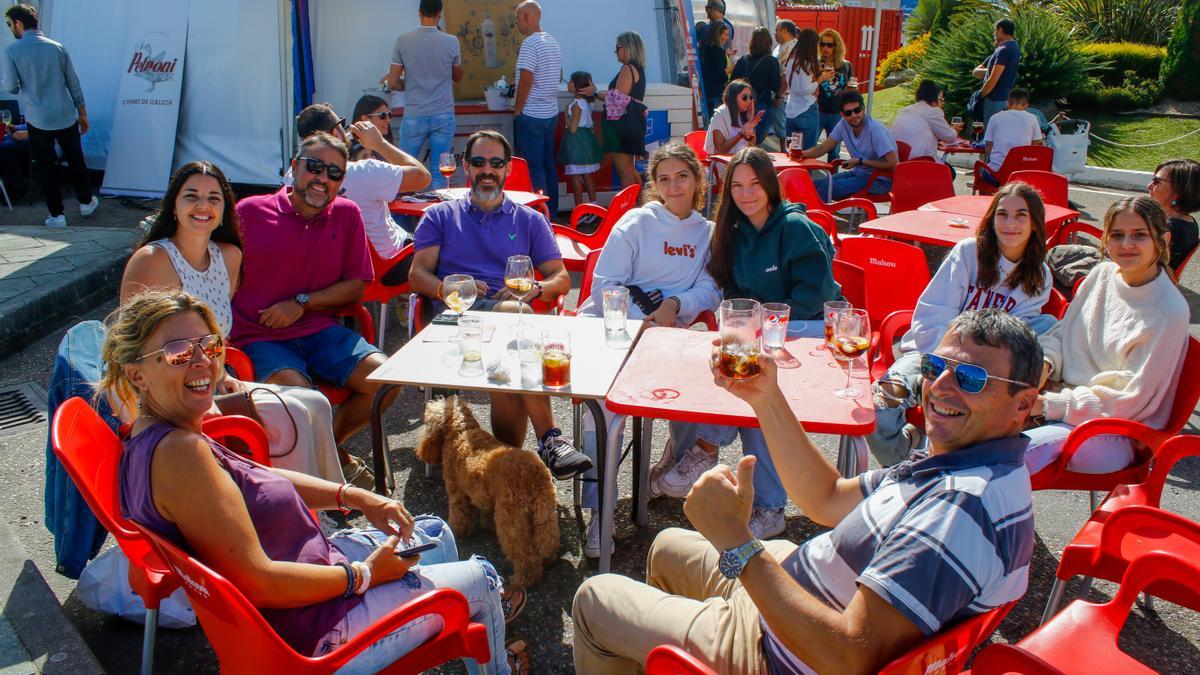 Una familia disfruta en una de las terrazas del recinto gastronómico