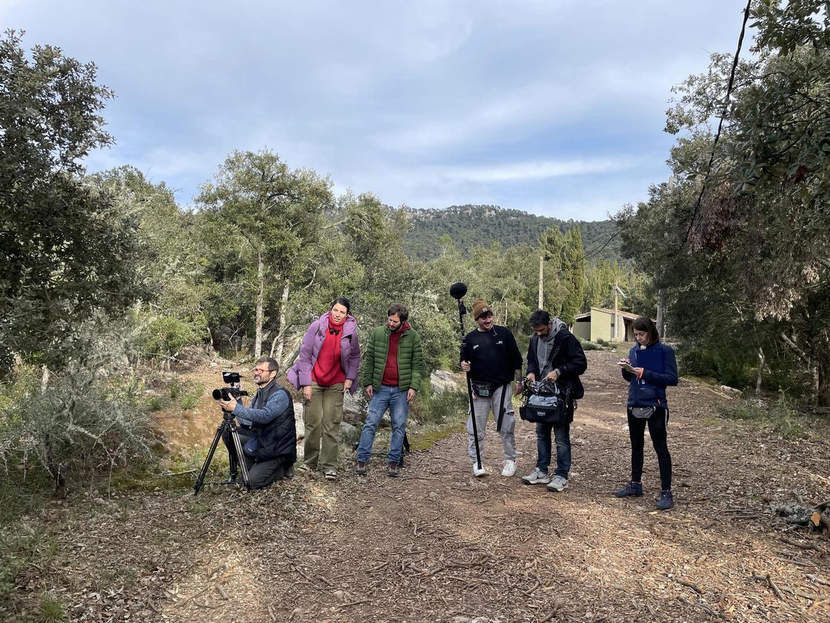 Marga Melià y su equipo de rodaje en Lluc