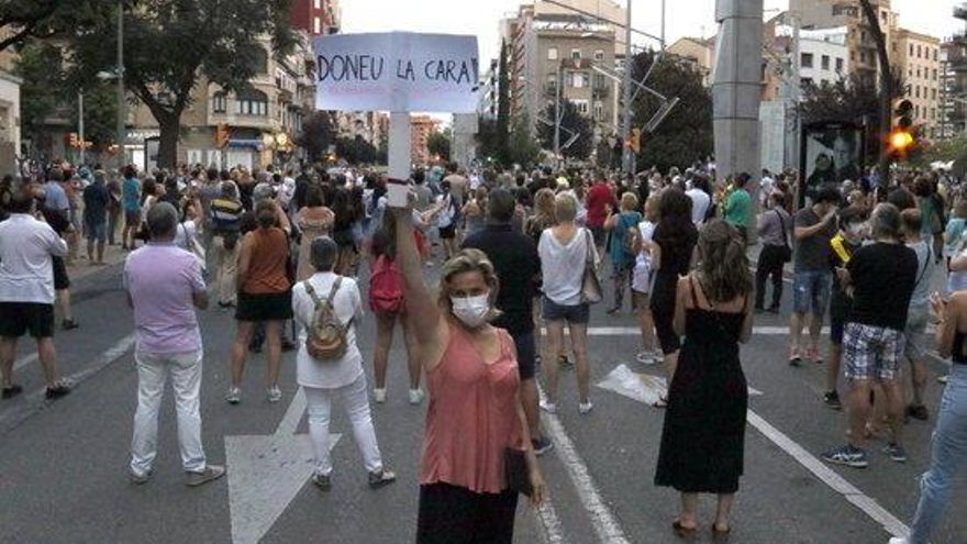 Una dona a la concentració a Lleida en contra de l&#039;enduriment del confinament.