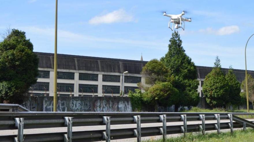 El dron, ayer, sobrevolando el bulevar de San Julián de los Prados.