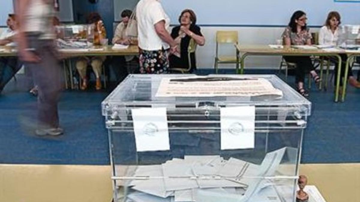 Una urna de un colegio electoral durante una consulta.