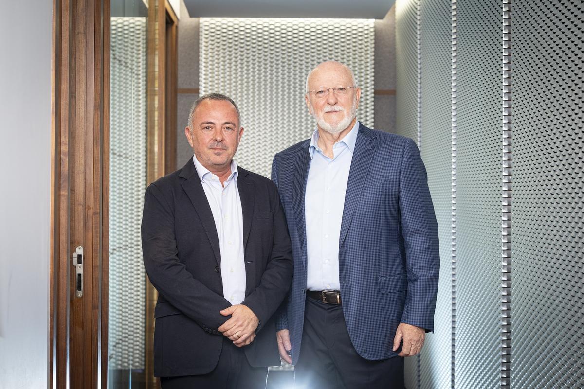 El actual CEO de Grupo Soledad, Joaquín Pérez Martínez, con su antecesor, Juan Ramón Pérez Vázquez.