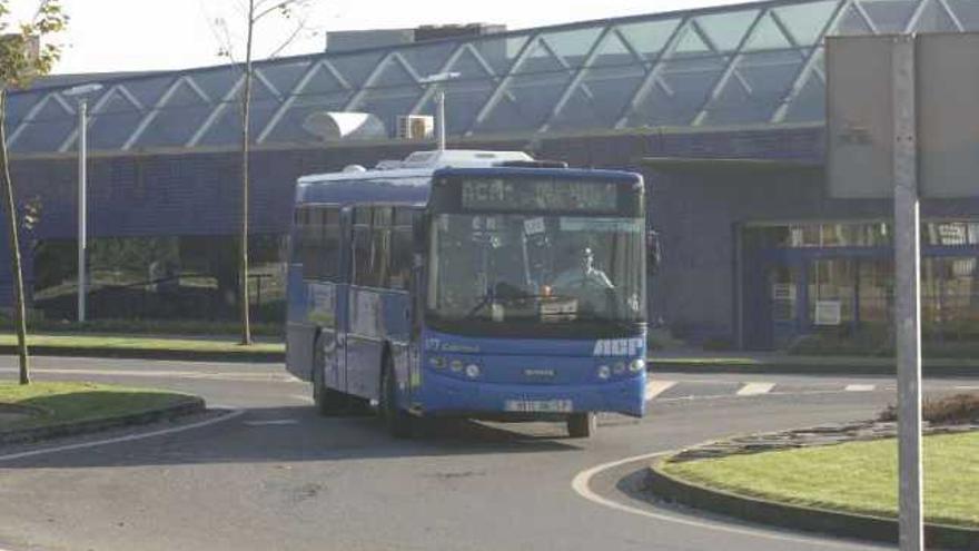 Un autobús de transporte metropolitano circula por Bastiagueiro. / víctor echave