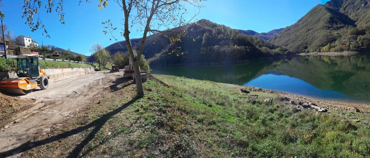 Trabajos en la zona próxima al embalse de Tanes. | L. M. D.