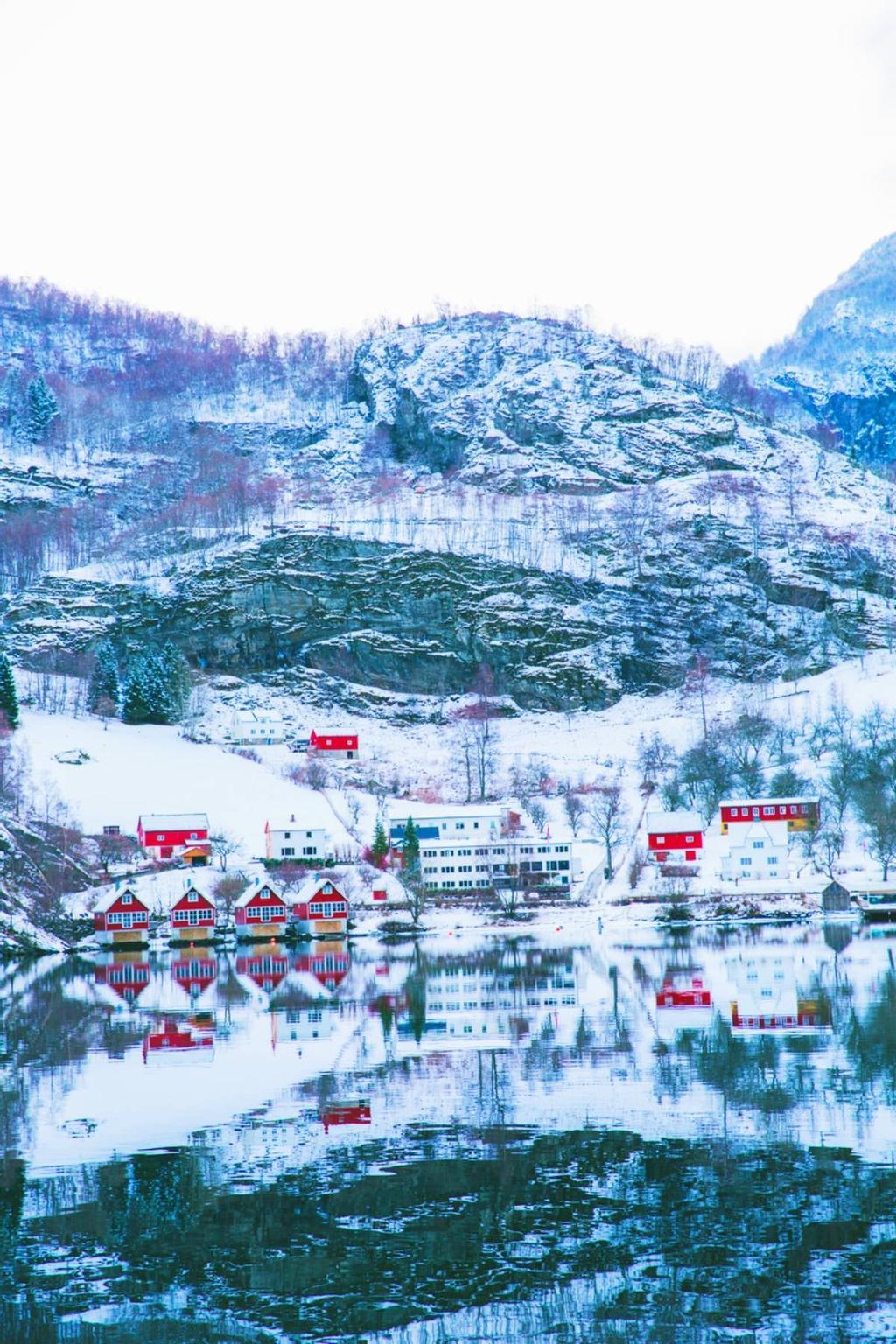 El invierno sobre el pueblo de Flåm, Noruega.