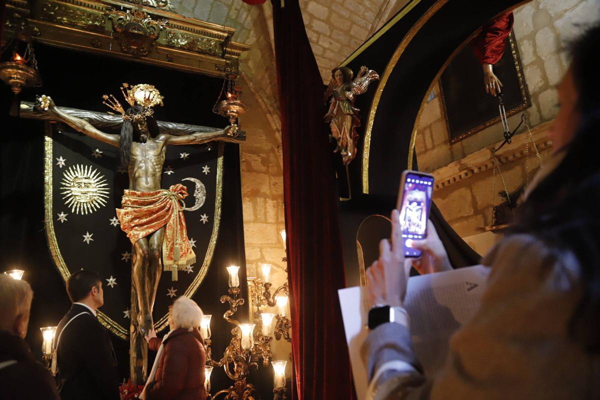 Devoción, besapiés y besamanos en el primer viernes de marzo en Córdoba, que ya huele a Semana Santa