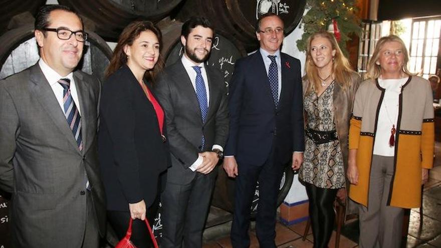 Alonso, con dirigentes del PP, en El Pimpi ayer.