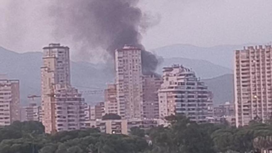 El incendio de dos coches en El Campello, origen de una gran columna de humo negro