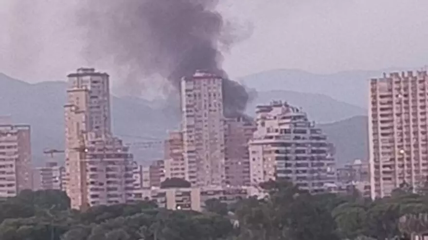 El incendio de dos coches en El Campello provoca una gran columna de humo