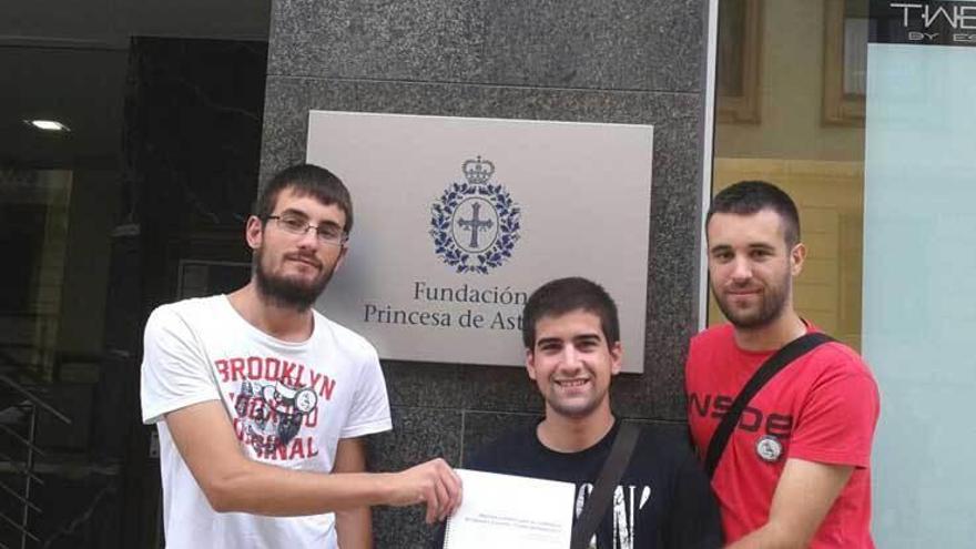 Christian Bermúdez, Rubén Domínguez y Jonathan Esquina, ante la sede de la Fundación Princesa de Asturias.