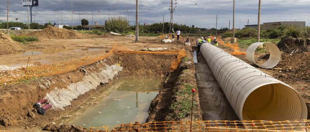 Obras de conducciones de los tanques 
de tormenta junto a la pista de Silla 
e interiores.  germán caballero y acuamed