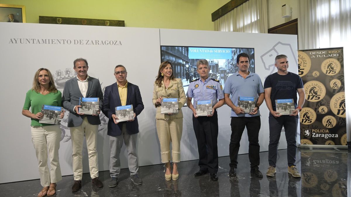 En imágenes | Así ha sido la presentación del libro &#039;Vocación de servicio&#039; de la Policía Local en el Ayuntamiento de Zaragoza.