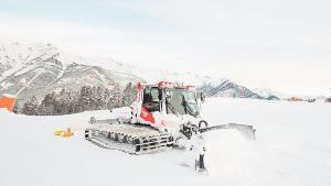 Una máquina pisanieves trabaja para acondicionar las pistas de esquí en Vallnord.