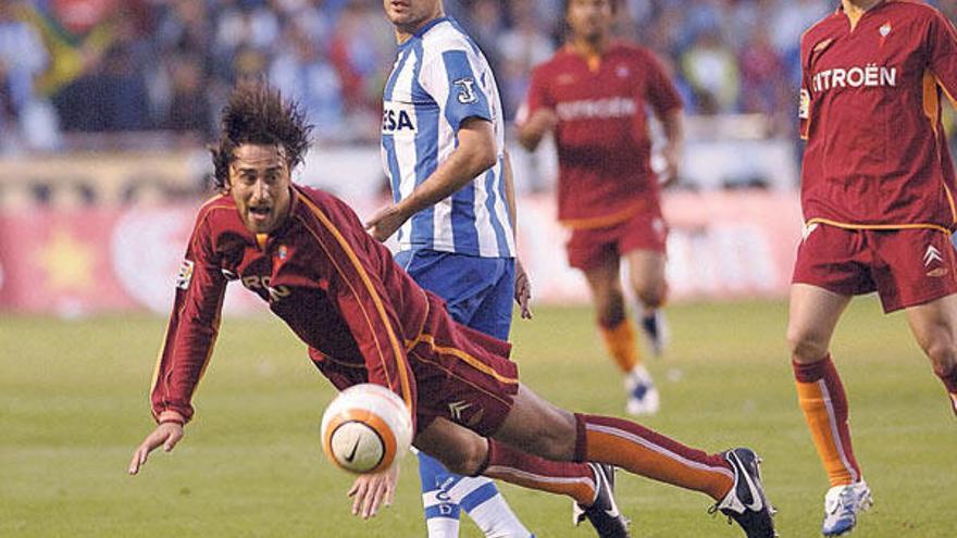 Tristán comete falta sobre Lequi, durante el derbi entre el Depor y el Celta en abril de 2006