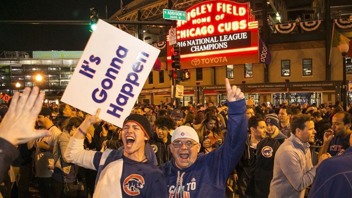 rtapounet36012832 chicago cubs fans celebrate outside wrigley field after the 161024171215