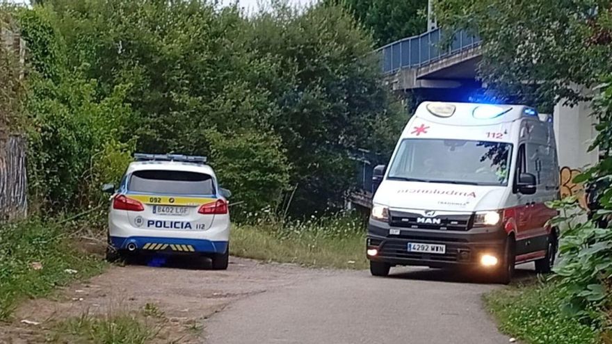 La Policía Local interviene en San Claudio para rescatar a una mujer de las vías | LNE