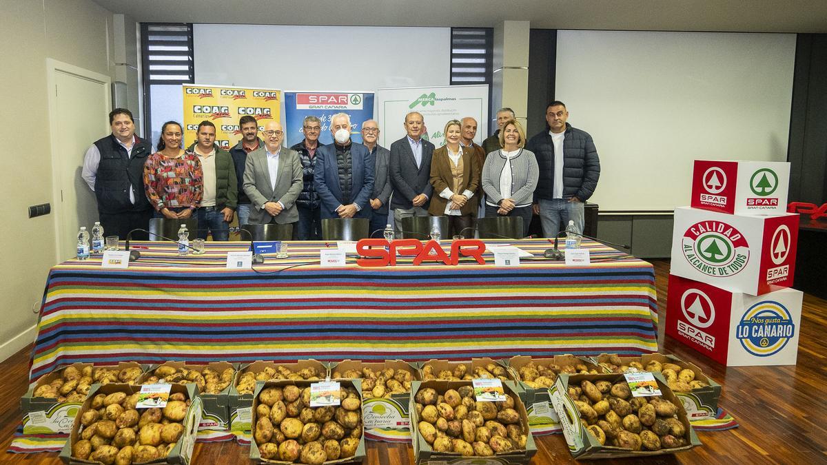 Convenio entre Spar, instituciones y agricultores de Gran Canaria para comercializar la papa local