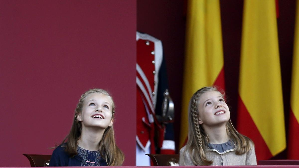 La princesa Leonor y la infanta Sofía miran los aviones durante el desfile militar del 12 de octubre del 2015.