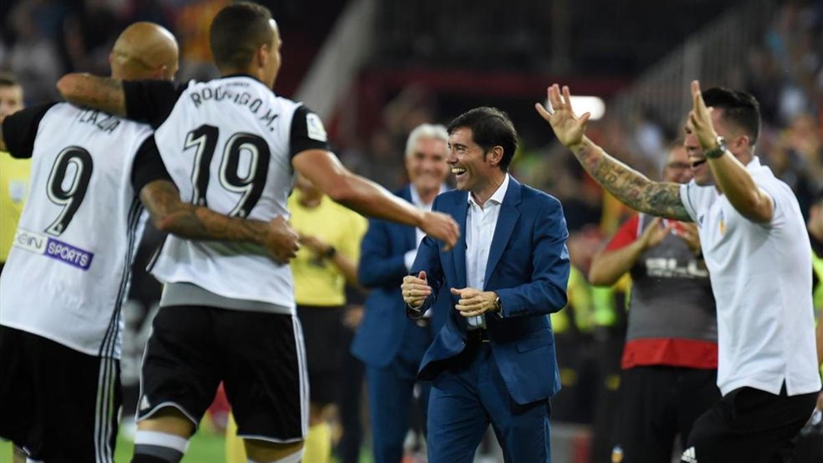 Los jugadores del Valencia celebran un gol en Mestalla