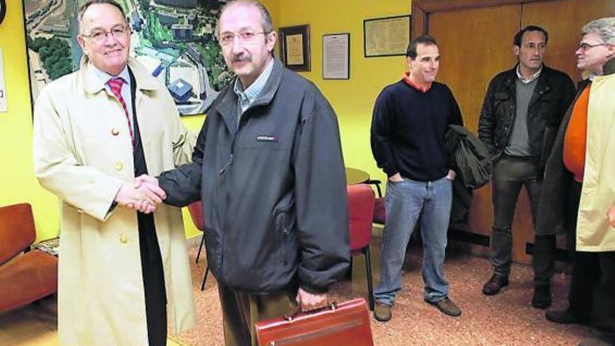 Tamargo y Mateos se saludan antes de la reunión de la comisión electoral.