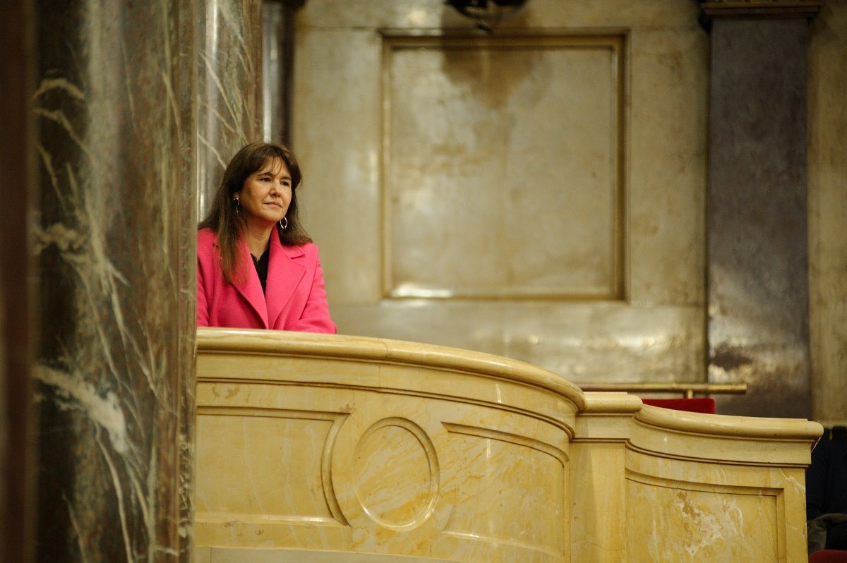 La presidenta suspendida del Parlament, Laura Borràs, en la tribuna de invitados del hemiciclo