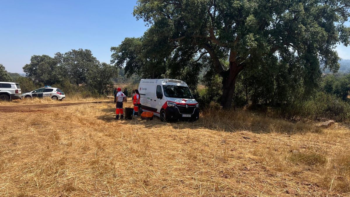 Un equipo de Cruz Roja presta asistencia en el incendio de Puebla de la Reina.