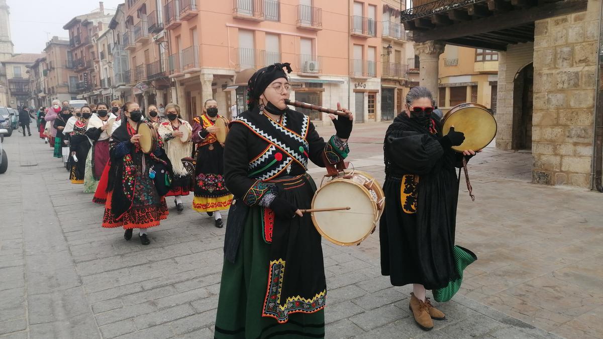 Mujeres desfilan en la fiesta de las Águedas celebrada el pasado año