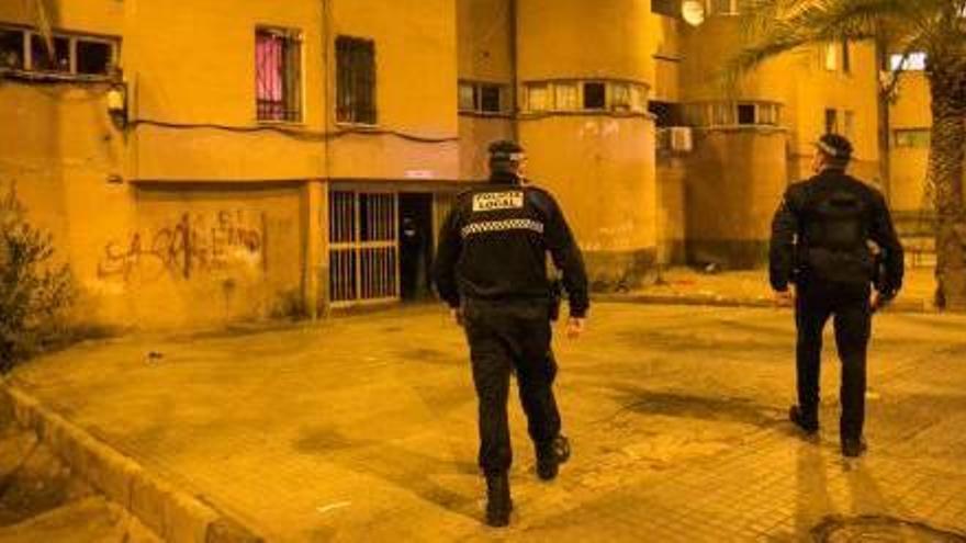 Una imagen de policías en el barrio de Los Palmerales, donde se produjeron los hechos en 2017.