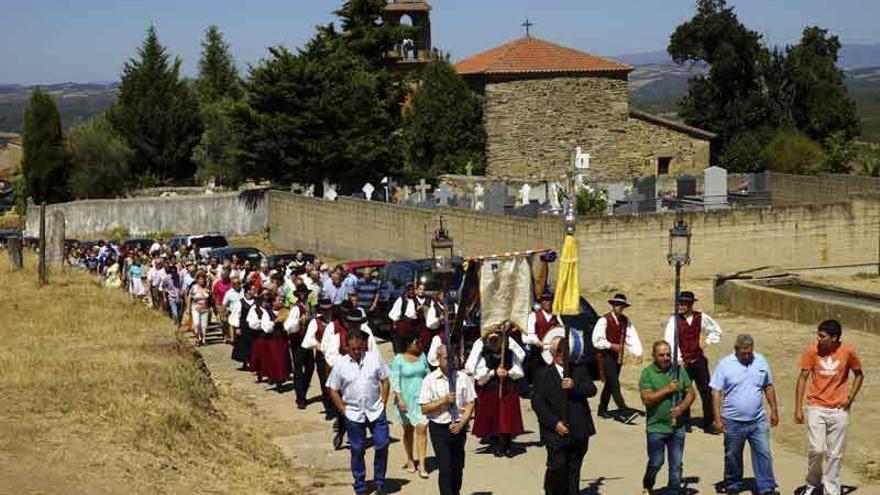 Los vecinos de Viñas durante la procesión. A la derecha, una de la actuaciones del grupo Manteos y Monteras.