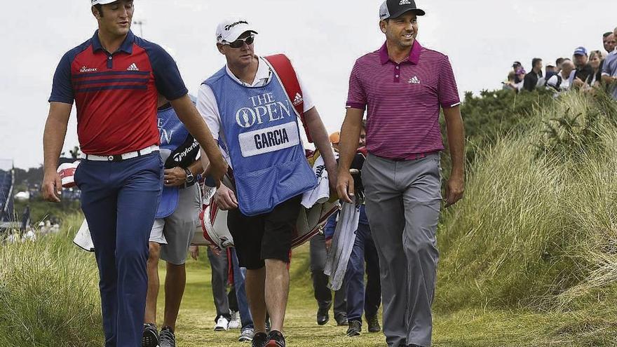 Jon Rahm y Sergio García, durante una de las vueltas de entrenamiento. // Efe