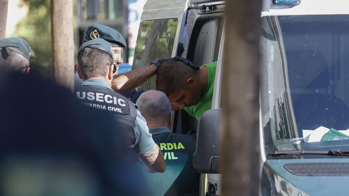 Traslado del detenido a los juzgados de Fuengirola.