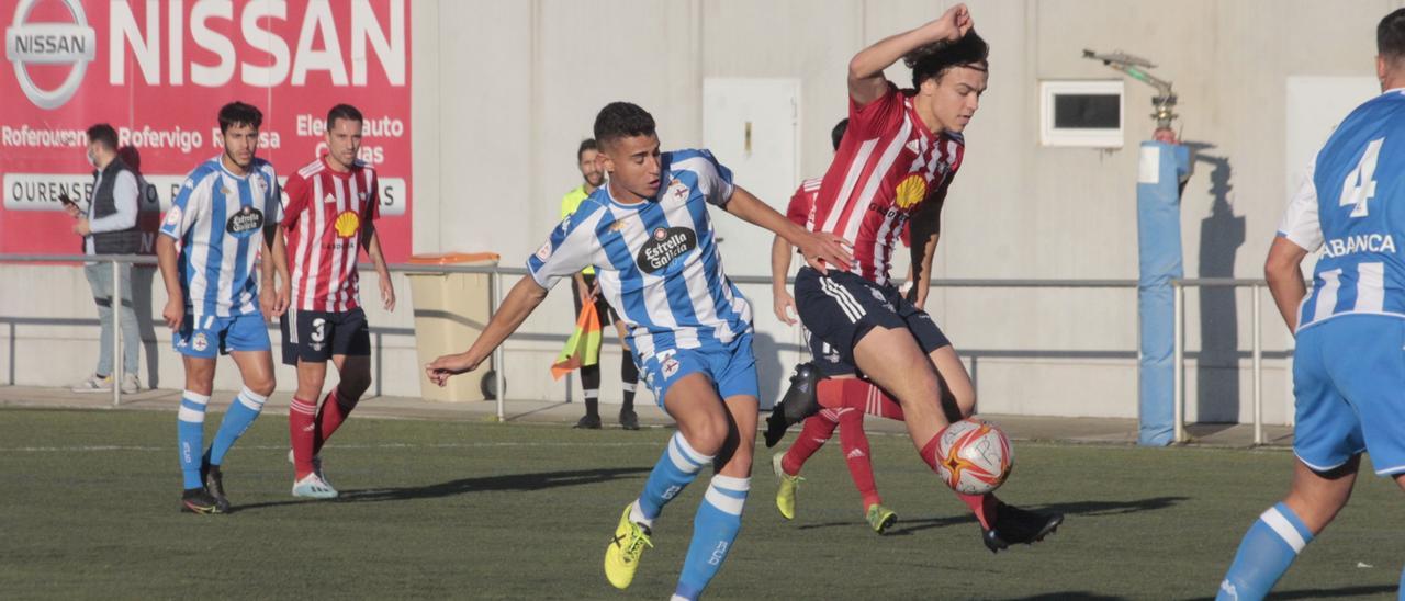 El alondrista Javi Pereira en una acción del partido contra el Fabril.