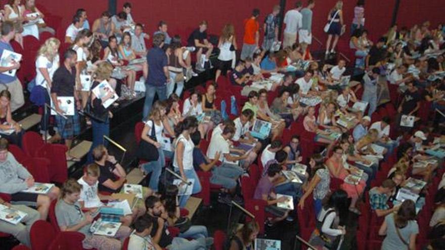 Imagen del acto de bienvenida institucional con el que agasajó la Universidad grancanaria a los alumnos de los programas de intercambio.  i ADOLFO MARRERO