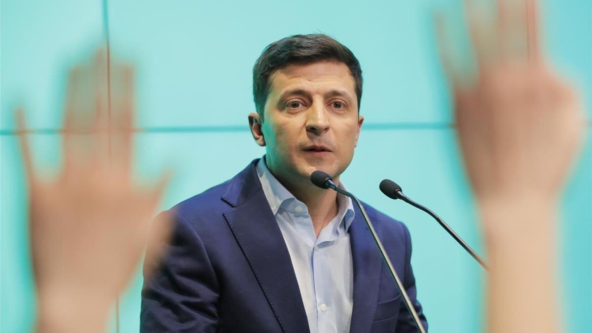 Volodímir Zelenski atiende a los medios de comunicación, en la noche electoral.