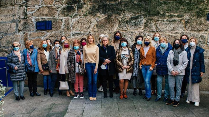 Encuentro de Marta Fernández-Tapias con mujeres militantes del partido. |   