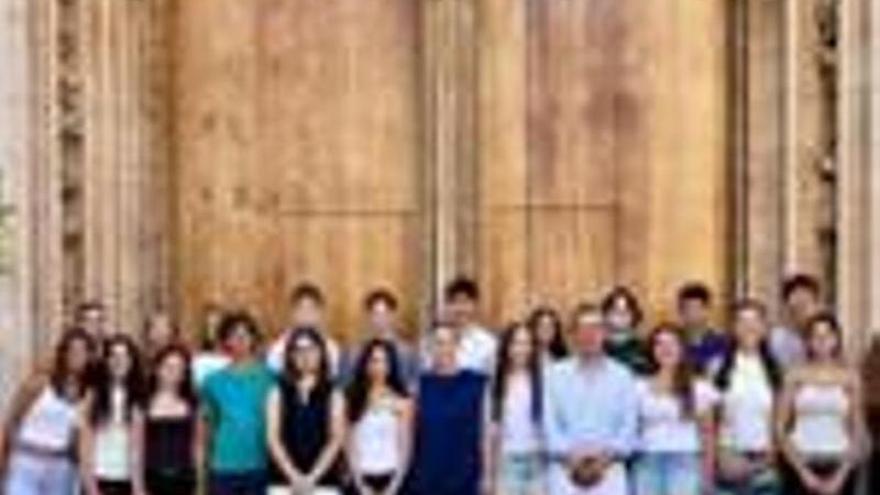 Marga Prohens recibe a los alumnos que cursarán el primer trimestre del curso escolar 2026-2027 en Canadá