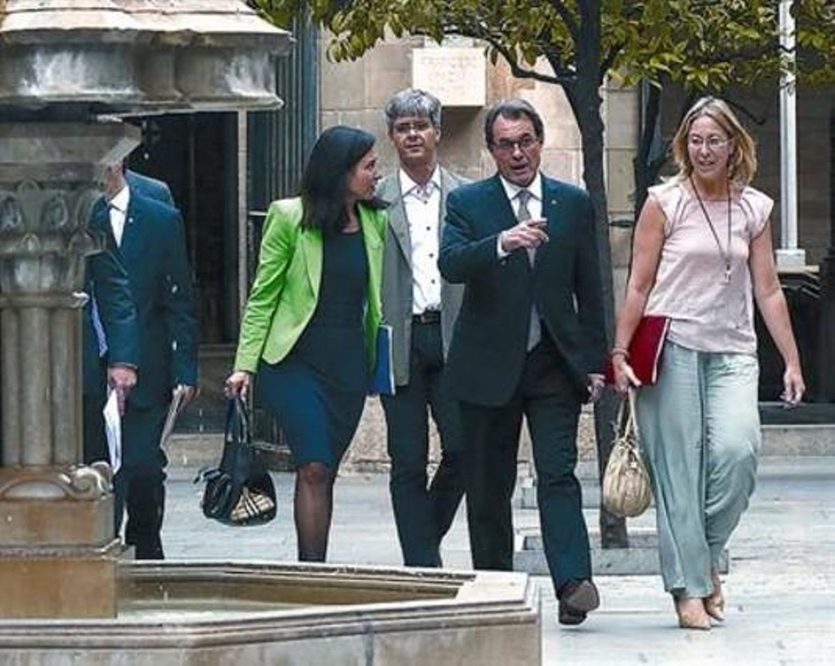 La presidenta de la Taula, Àngels Guiteras, el seu director, Toni Codina, Mas i Munté, dimarts al Palau. La presidenta de la Taula, Àngels Guiteras, el seu director, Toni Codina, Mas i Munté, dimarts al Palau.