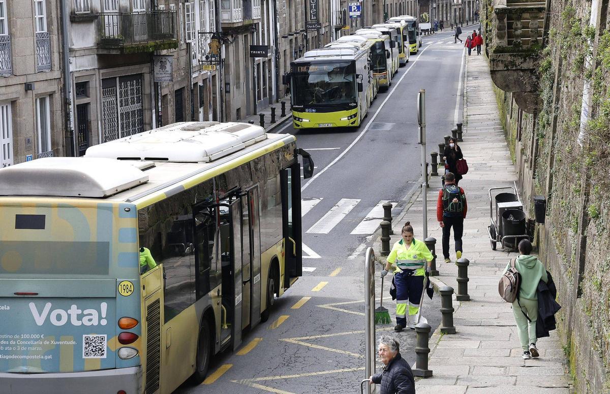 Varios buses urbanos circulan por la Virxe da Cerca