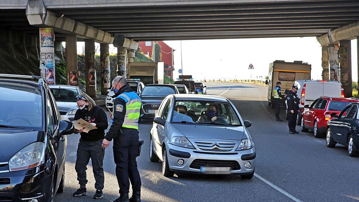 La Policía Local, en pleno control de movilidad ayer entre Vigo y Chapela (Redondela). 