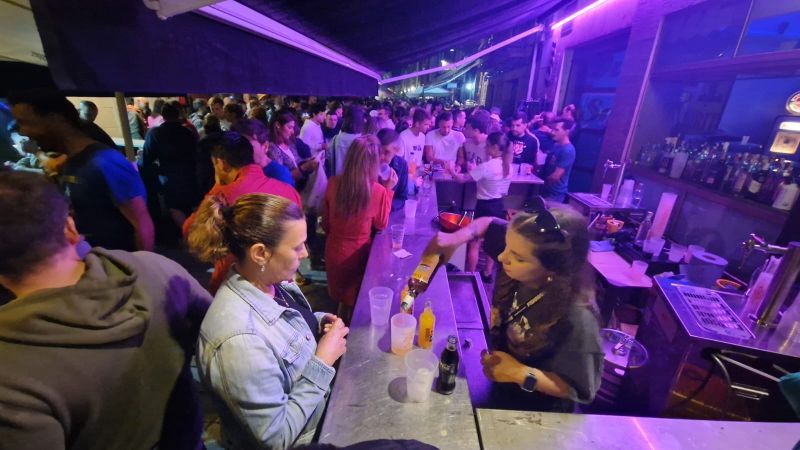 Lleno en los locales de copas con música de Vilagarcía durante la "noche del agua".