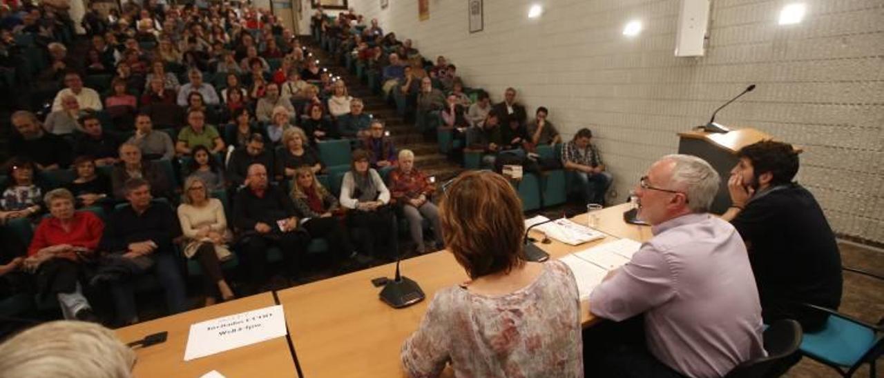 Antonio Montiel, el segundo por la derecha, durante su intervención ante las bases de Podemos en la ciudad de Alicante.